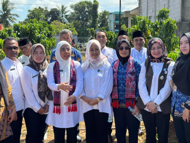 
Tinjau Posyandu Gurame, Ketua Tim Pembina Posyandu Banten Dorong Konsistensi Pelayanan Enam SPM Jelang Lomba Nasional