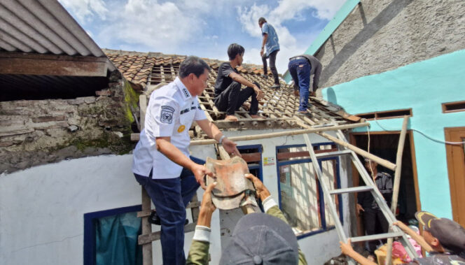 
Maesyal Rasyid Terjun Langsung Renovasi Rumah Warga