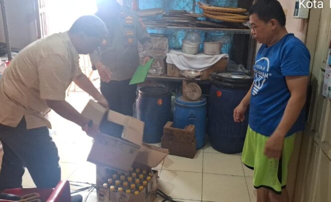 
Polisi Gerebek Home Industry Miras Ciu di Periuk