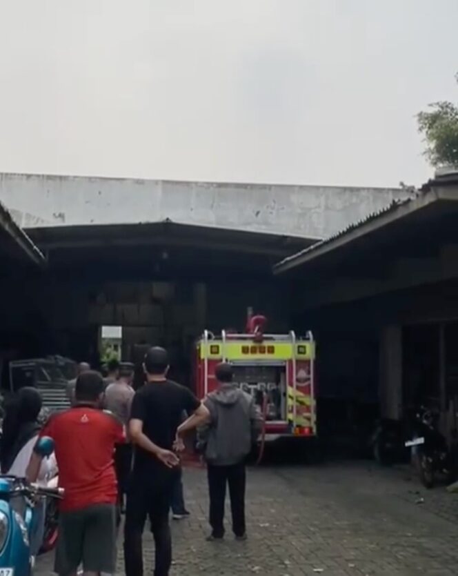 
BPBD Kota Tangerang Sigap Padamkan Kebakaran Gudang di Karang Tengah