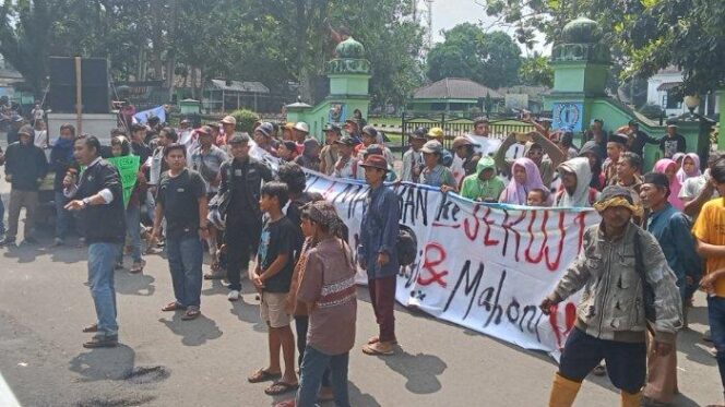 
Kantor DPRD Pandeglang Digeruduk Warga Cibaliung, Minta Tuntutan Ini Dipenuhi