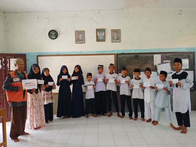 
81 Anak Yatim dan Dhuafa di Tangerang Dapat Bantuan Pendidikan