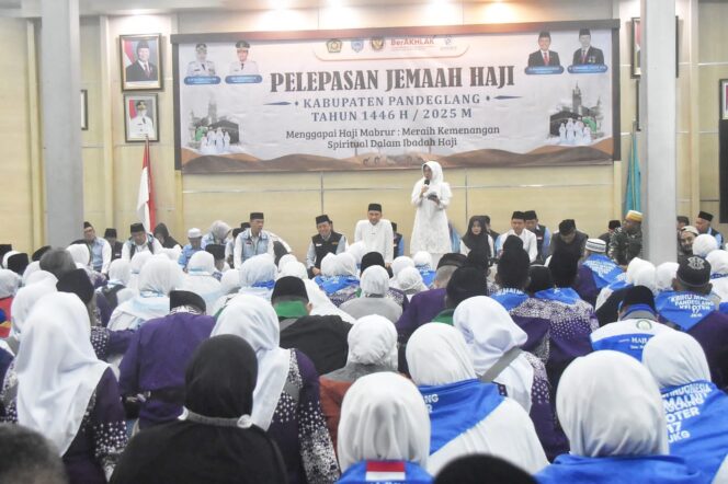 
Bupati Pandeglang Antar Langsung 393 Jemaah Haji ke Asrama Haji Pondok Gede