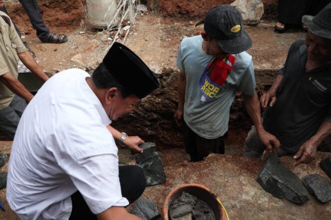 
Bupati Tangerang Letakkan Batu Pertama Pembangunan Masjid Al Muawanah di Desa Jeungjing