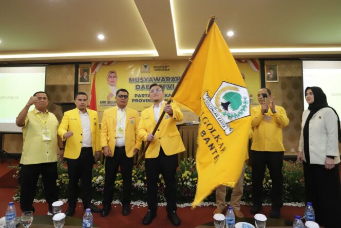 
Terpilih Aklamasi Pimpin Golkar Banten
