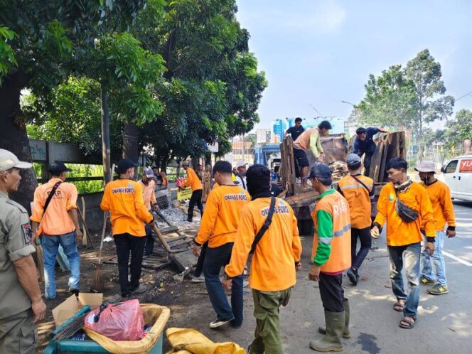 
Pembongkaran TPS Liar Berlanjut, DLH Kota Tangerang Mulai Sisir Wilayah Barat