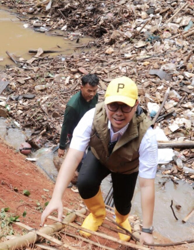 
Wakil Wali Kota Tangsel Tinjau Langsung Penyumbatan Sampah di Kali Angke, Upaya Penanganan Segera Dilakukan