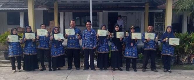 
Kepsek SMPN 4 Kragilan Beri Penghargaan kepada 10 Guru Berdedikasi