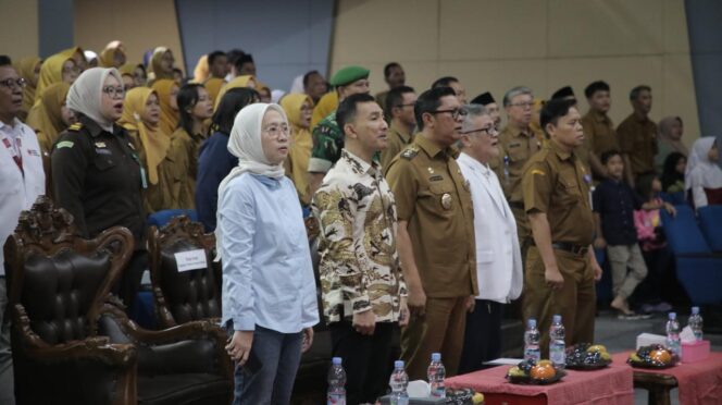 
PMI Bersama Amway Salurkan Perlengkapan Siswa