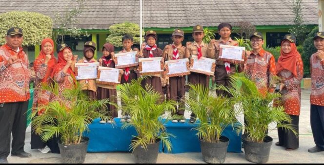 
SDN Maja Apresiasi Siswa Teladan di Momen Hardiknas 2025