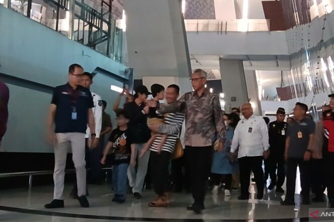 
Konflik Iran-Israel Memanas, 11 WNI Berhasil Dievakuasi Tiba di Bandara Soetta