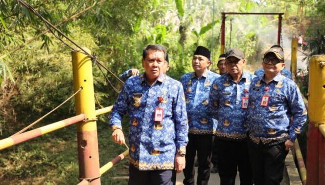 
Jembatan Penghubung Tangerang–Bogor Akan Dibangun Ulang, Bupati Tinjau Langsung Kondisi Lapangan