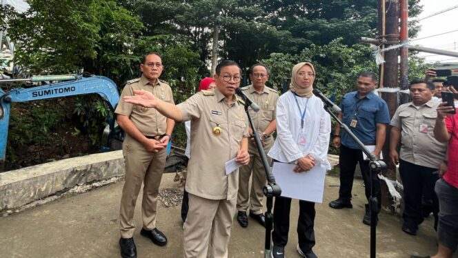 
Gubernur DKI Menyerah Atasi Banjir