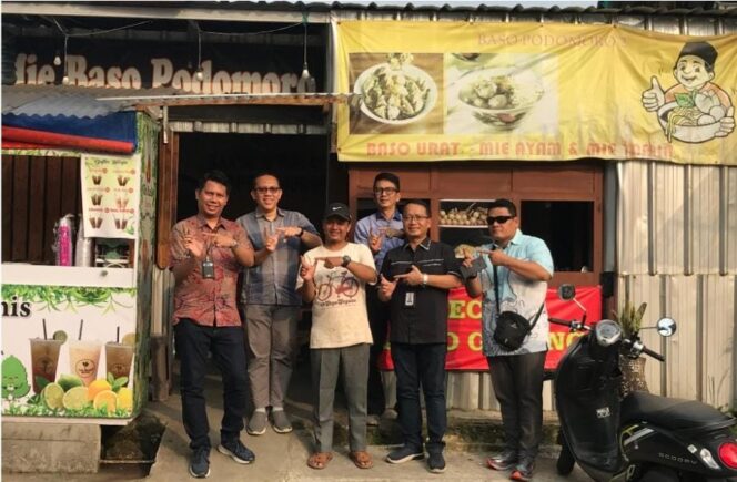 
UT Dorong Keunggulan UMKM Melalui PkM Fintech untuk Usaha Bakso Goreng