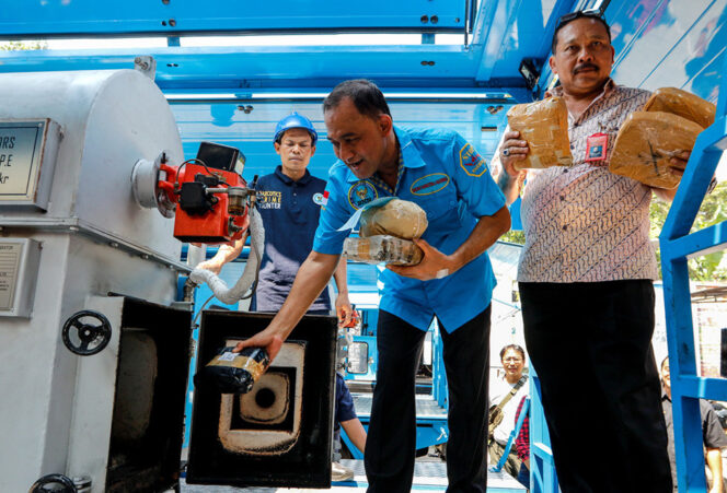 
Kepala Badan Narkotika Nasional (BNN) Inspektur Jendral Heru Winarko (tengah) memusnahkan barang bukti sabu pada gelar pemusnahan ke-10 tahun 2018 di halaman belakang Kantor BNN, Jakarta, Jumat (7/9/2018). Sebanyak 2.223,4 gram sabu, 24.819 butir ekstasi, 37.408 ml prekusor cair, 6.122 gram prekusor berbentuk serbuk, dan 201.760,80 gram ganja dimusnahkan.