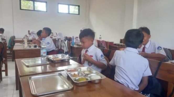 
Puluhan Siswa Keracunan Menu Ayam MBG