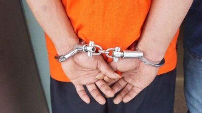 
Pencuri Sepeda Motor Bersenpi di Cengkareng Babak Belur Dihajar Massa