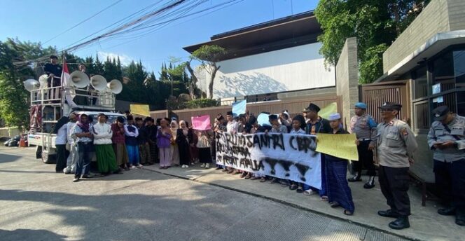 
Rumah Atalia (Istri RK) Digeruduk Massa