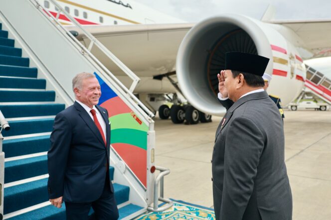 
Momen Prabowo Jemput Raja Yordania Abdullah II, Satu Mobil Bareng ke Istana Merdeka
