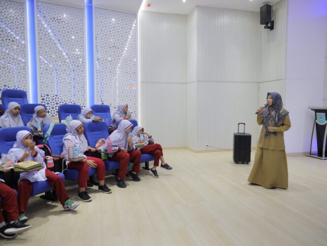 
Perkenalkan Literasi Digital, Dinas Kominfo Ingatkan Penggunaan Teknologi secara Bijak ke Siswa SDIT Al- Ikhlas Serpong