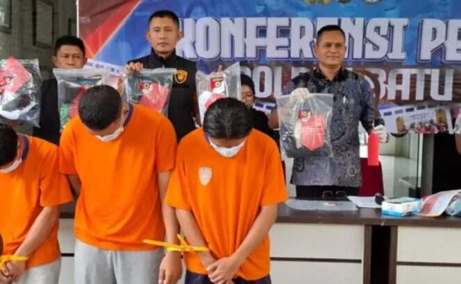 
Polisi Tetapkan Lima Tersangka Pengeroyokan dan Pembacokan Vokalis Band Husttle