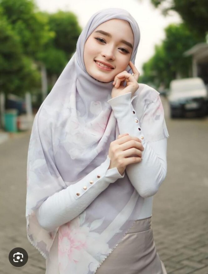 
Inara Rusli Minta Maaf ke Manajer, Isu Perselingkuhan Ganggu Pekerjaan