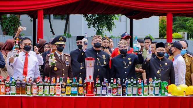 
Musnahkan 13.970 Botol Miras Ilegal, Wali Kota Tangsel Benyamin Tegaskan Penegakan Perda Tanpa Kompromi