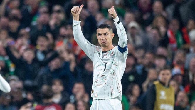 
Cristiano Ronaldo Terancam Skors Panjang Usai Kartu Merah Lawan Irlandia
