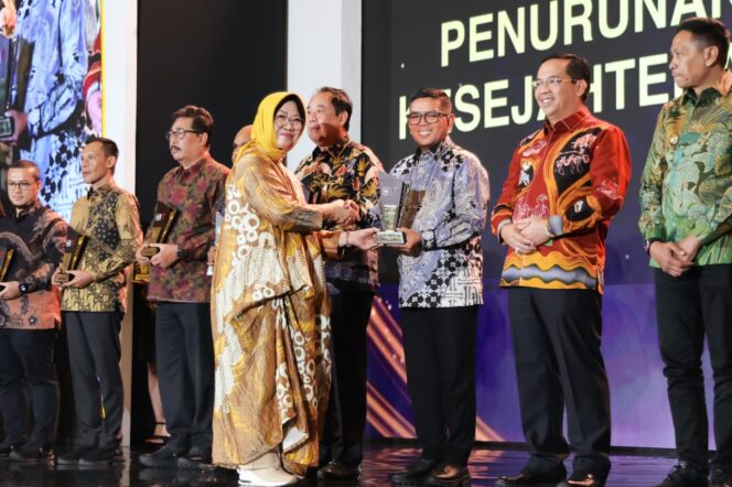 
Sukses Turunkan Ketimpangan, Andra Soni Terima Penghargaan Kemendagri