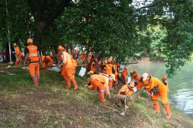 
Karya Bakti Pangdam Jaya Ajak Warga Jakarta Tidak Mencemari Lingkungan