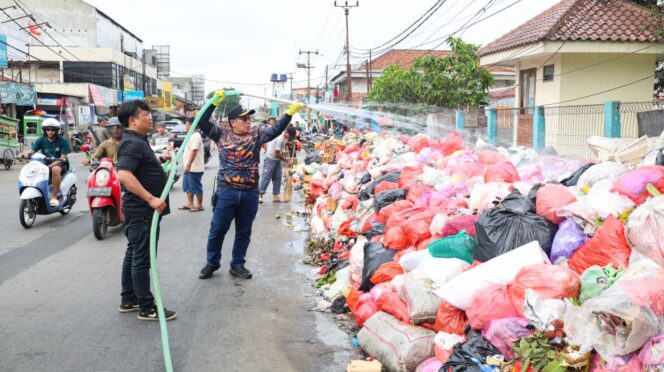 
Pemkot Tangsel Tutup Tumpukan Sampah Pakai Terpal dan Semprotan Anti Bau