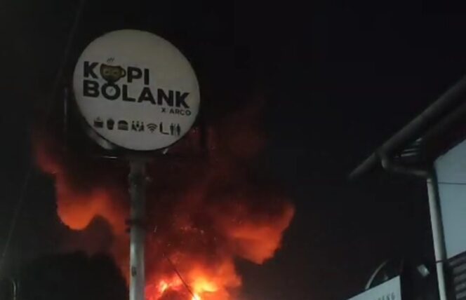 
Toko Material dan Bengkel di Ciputat Terbakar, Satu Orang Tewas