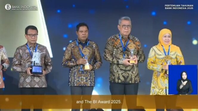 
Tangsel Raih Predikat Kota Terbaik TP2D 2025,Wali Kota Benyamin : Transformasi Digital Memberikan Manfaat Bagi Masyarakat