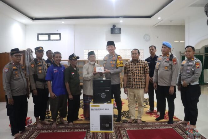 
Polres Tangsel Serahkan Safe Deposit Box dan CCTV untuk Masjid Jami Al Muhajirin, Pamulang