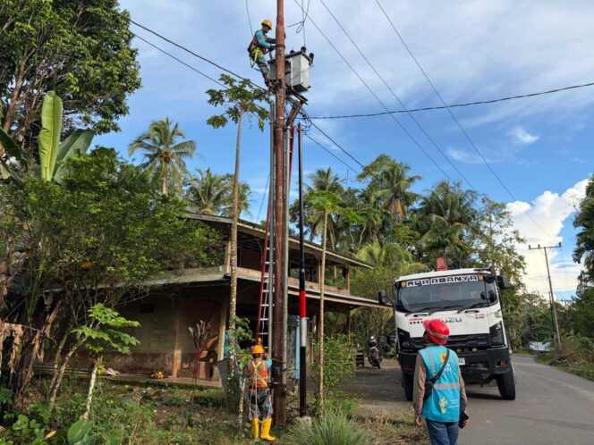 
PLN Genjot Pemeliharaan Jaringan Jelang Natal dan Tahun Baru di Nias Barat