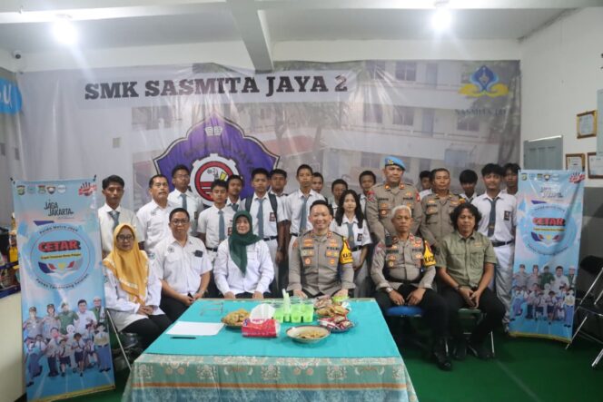 
Kapolres Tangsel Sambangi SMK Sasmita Jaya, Perkuat Program CETAR demi Generasi Pelajar Berprestasi