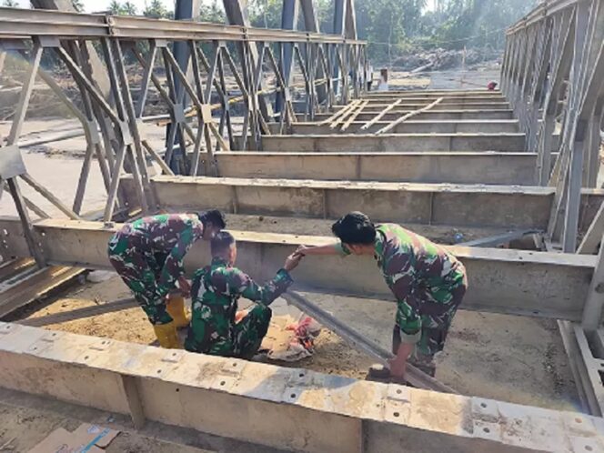 
TNI AL Bangun Jembatan Darurat di Sumatera Barat, Pulihkan Akses Warga yang Terisolasi