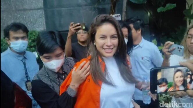 
Hukuman Nikita Mirzani Naik Menjadi 6 Tahun Penjara dalam Kasus Pemerasan dan TPPU