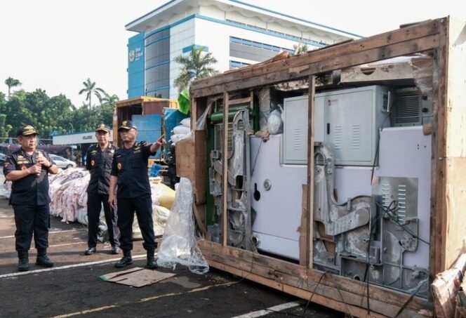 
Bea Cukai Gagalkan Peredaran Garmen Ilegal dari Tiga Kontainer dan Dua Truk