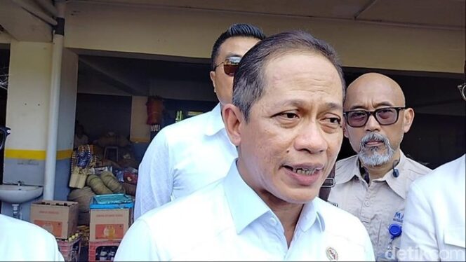 
Menteri LH Hanif: Kerusakan Pemicu Bencana Sumbar Disebabkan Faktor Alam, Perlu Evaluasi Daya Dukung Lingkungan