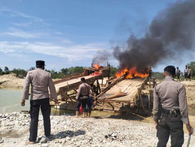 
Polisi dan TNI Tertibkan PETI di Kebun Karet Milik Pemkab Kuansing, 48 Rakit Dimusnahkan
