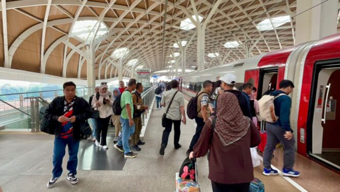
7000 Orang Malaysia Naik Whoosh