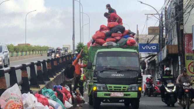 
Angkut Sampah di Jalanan, Pemkot Tangsel Prioritaskan Titik Krisis