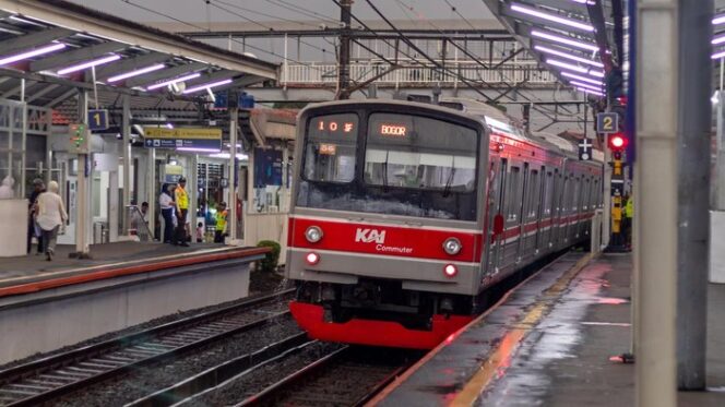 
KAI Commuter Operasikan KRL buatan INKA
