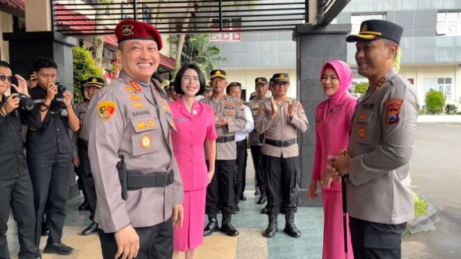 
Pisah Sambut Kapolresta Malang Kota, Putu Kholis Aryana Gantikan Nanang Haryono