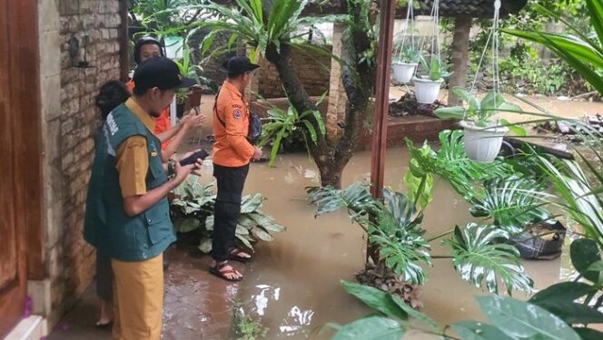 
Hujan Deras Picu Luapan Kali Pesanggrahan, Permukiman Warga Bojonggede Terendam