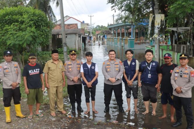 
Banjir Kasemen Kota Serang, Kapolresta Yudha Satria Turun Langsung Salurkan Bantuan