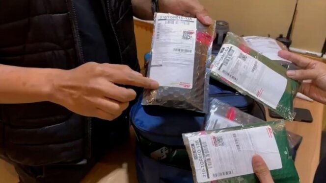 
Polda Metro Bongkar Trik Resi Palsu, Gudang Ganja 2,3 Kg Digerebek