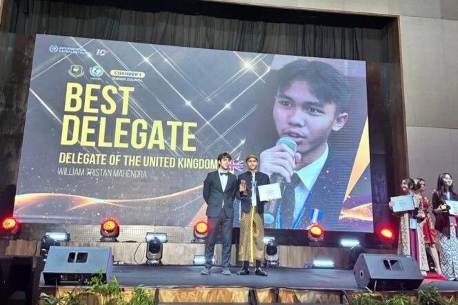 
Siswa SMP Indonesia Raih Best Delegate AYIMUN ke-20 di Malaysia, Soroti Perlindungan Anak di Era Digital