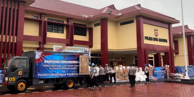 
Kapolresta Bandung Pimpin Penyaluran 7 Ton Bantuan untuk Korban Longsor